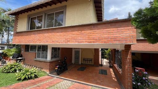 Casa de 4 alcobas en arriendo en El Esmeraldal, Envigado, 226 m² · foto 2 de 24