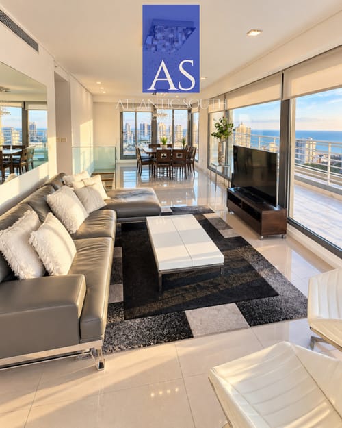 Terraza envolvente, dos suites y equipamiento completo. · Photo 3