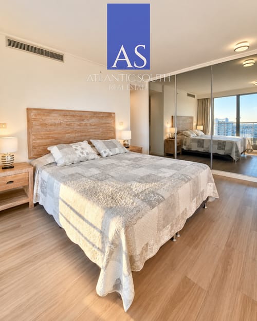 Terraza envolvente, dos suites y equipamiento completo. · Photo 5
