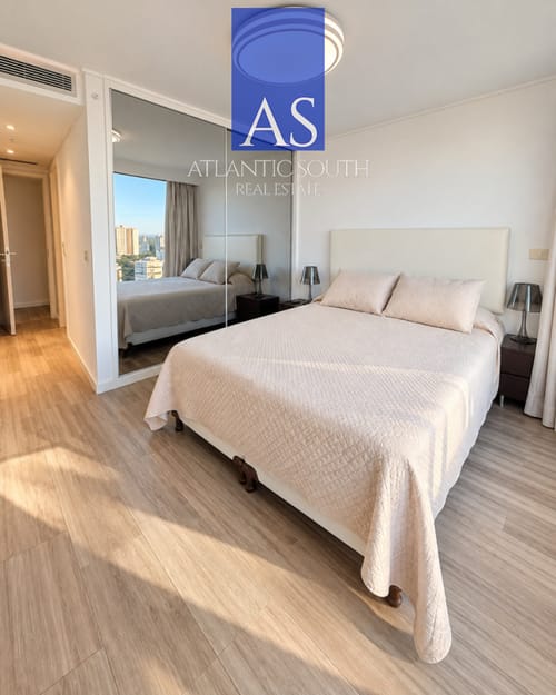 Terraza envolvente, dos suites y equipamiento completo. · Photo 8