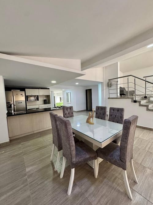 Casa de 4 alcobas en arriendo en Cuarta Brigada, Medellín, 300 m² · foto 2 de 19