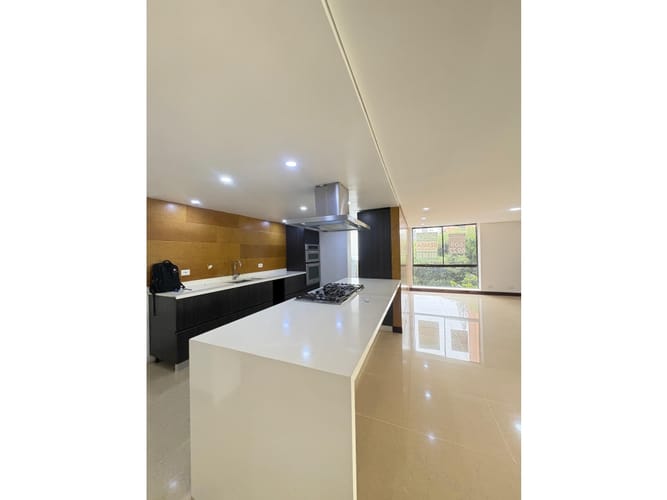 Apartamento de 4 alcobas en arriendo en Vía Las Palmas, Medellín, 295 m² · foto 2 de 24
