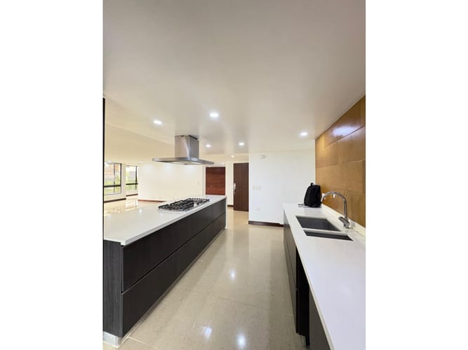 Apartamento de 4 alcobas en arriendo en Vía Las Palmas, Medellín, 295 m² · foto 5 de 24