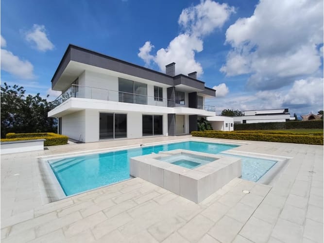 Casa de 6 alcobas en venta en Cerritos, Pereira, 340 m² · foto 2 de 17
