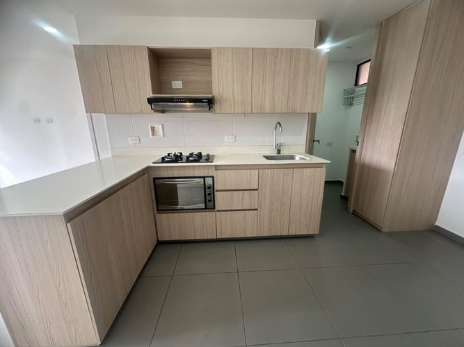 Apartamento de 2 alcobas en arriendo en Loma Del Escobero, Envigado, 70 m² · foto 2 de 11
