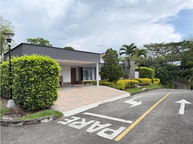 Casa de 4 alcobas en venta en Cerritos, Pereira, 246 m² · foto 2 de 16