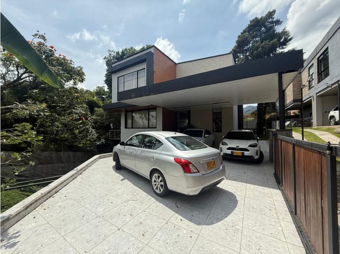 Casa de 4 alcobas en venta en La Chinca, La Estrella, 216 m² · foto 2 de 24