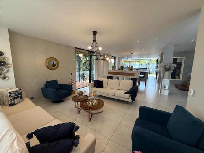 Casa de 4 alcobas en venta en La Chinca, La Estrella, 216 m² · foto 3 de 24