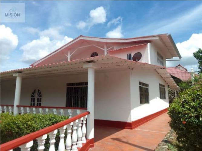 Casa de 3 alcobas en venta en Ricaurte, Ricaurte, 398 m² · foto 2 de 24