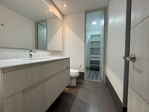 Apartaestudio en arriendo en El Tesoro, Medellín, 61 m² · foto 8 de 11