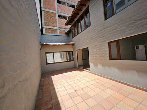 Casa de 8 alcobas en arriendo en Conquistadores, Medellín, 350 m² · foto 11 de 24