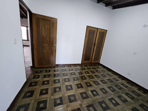 Casa de 8 alcobas en arriendo en Conquistadores, Medellín, 350 m² · foto 21 de 24