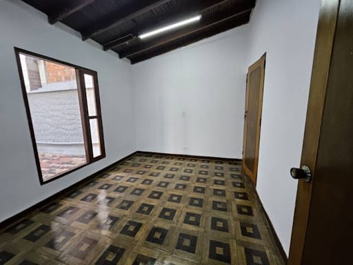 Casa de 8 alcobas en arriendo en Conquistadores, Medellín, 350 m² · foto 23 de 24