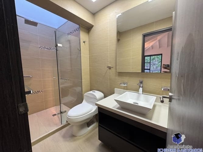 Casa de 5 alcobas en arriendo en Llano Grande, Rionegro · foto 15 de 20