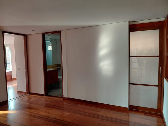 Apartamento de 2 alcobas en venta en Los Rosales, Bogotá, 133 m² · foto 4 de 7