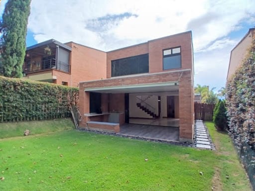 Casa de 3 alcobas en arriendo en Santa Catalina, Envigado, 228 m² · foto 3 de 24