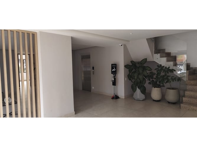 Apartamento de 3 alcobas en venta en Los Rosales, Bogotá, 209 m² · foto 2 de 24