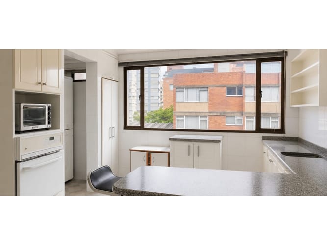 Apartamento de 3 alcobas en venta en Los Rosales, Bogotá, 209 m² · foto 7 de 24