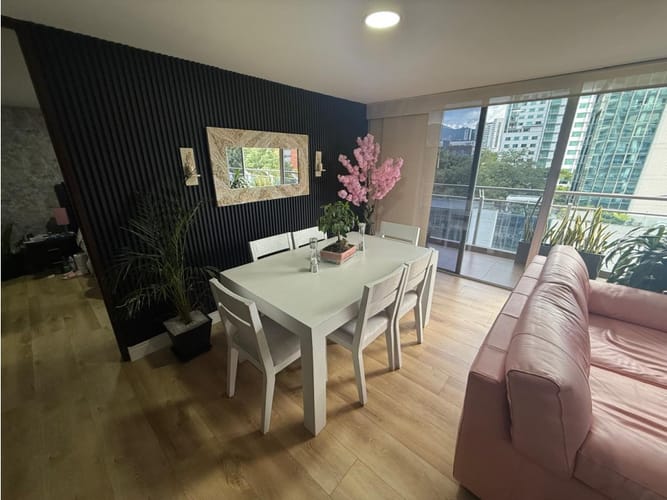 Apartamento de 2 alcobas en venta en El Poblado, Medellín, 111 m² · foto 3 de 17