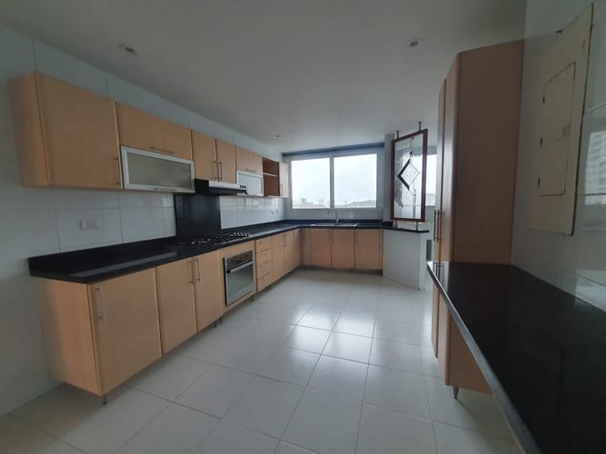 Apartamento de 3 alcobas en arriendo en Manga, Cartagena, 213 m² · foto 14 de 24