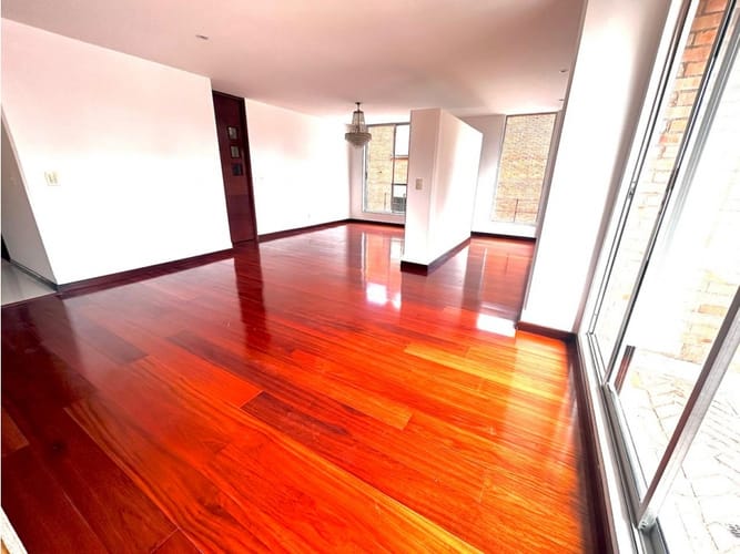 Apartamento de 3 alcobas en venta en Santa Barbara Occidental, Bogotá, 161 m² · foto 2 de 22