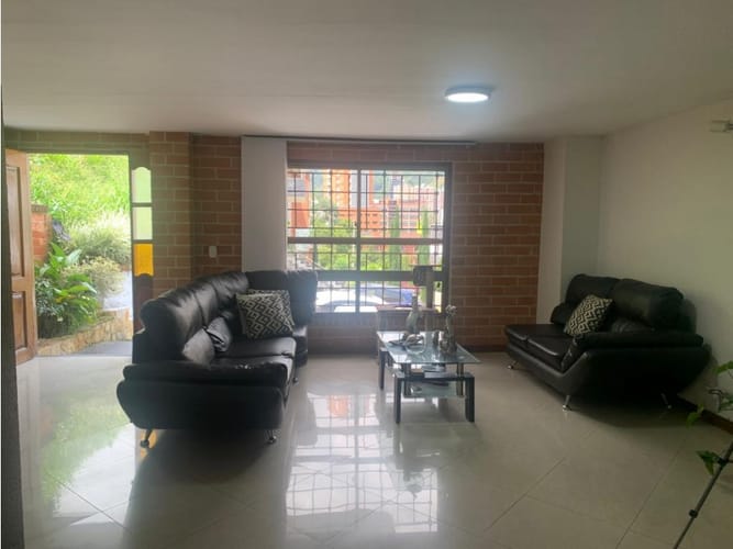 Casa de 3 alcobas en venta en Vegas De La Doctora, Sabaneta, 217 m² · foto 2 de 24