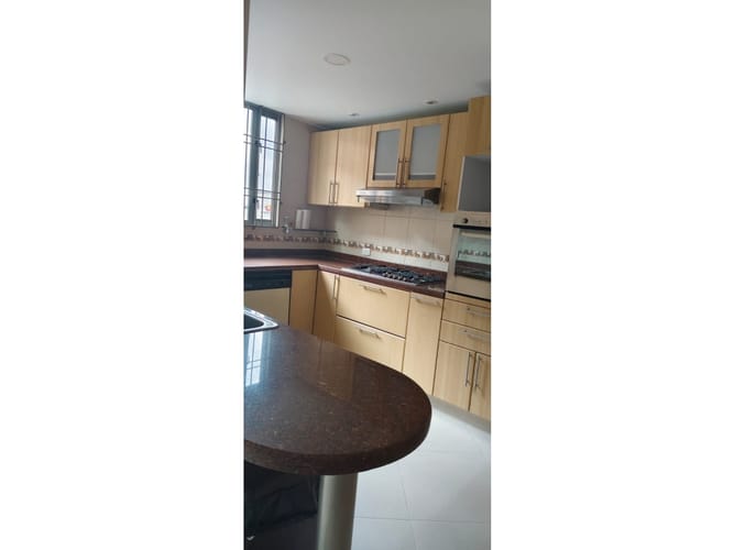 Apartamento de 3 alcobas en venta en La Carolina, Bogotá, 211 m² · foto 2 de 24