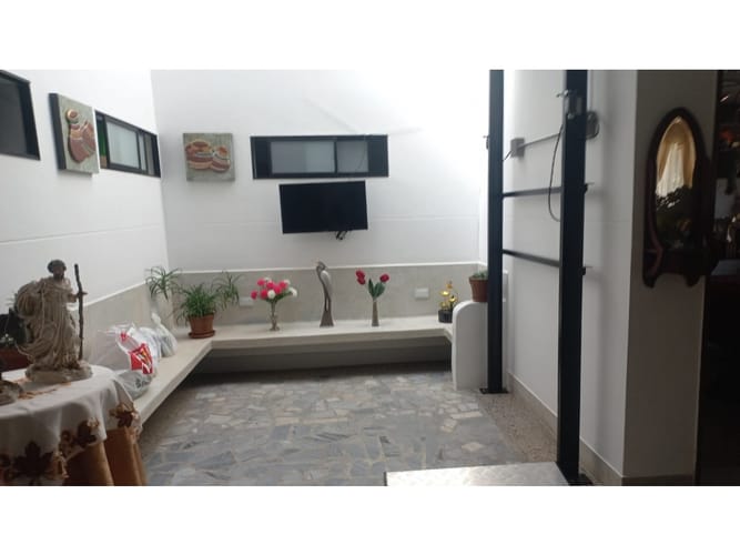 Casa de 6 alcobas en venta en Simon Bolivar, Medellín, 310 m² · foto 3 de 17