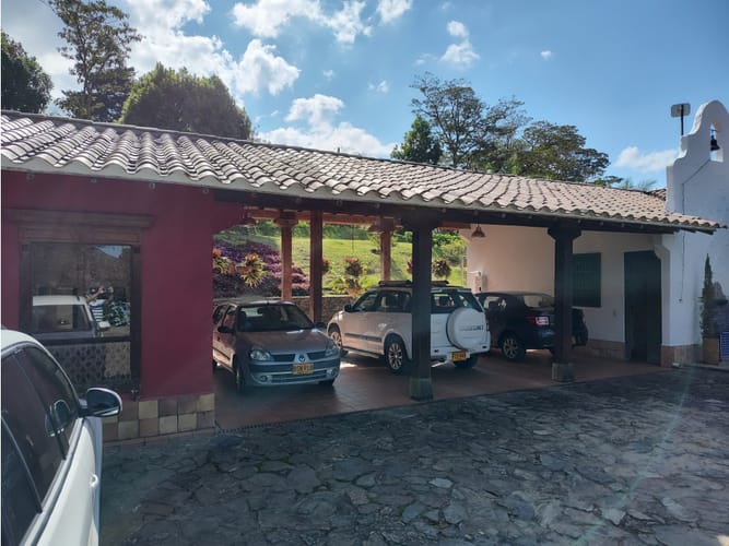 Casa de 7 alcobas en venta en Lomitas, La Ceja, 664 m² · foto 2 de 24