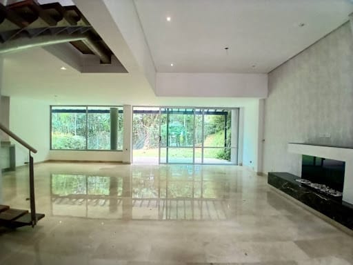 Casa de 3 alcobas en arriendo en Urbanización Las Cumbres, Envigado, 448 m² · foto 2 de 24