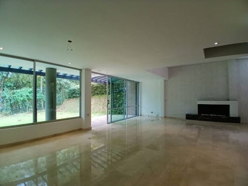 Casa de 3 alcobas en arriendo en Urbanización Las Cumbres, Envigado, 448 m² · foto 3 de 24