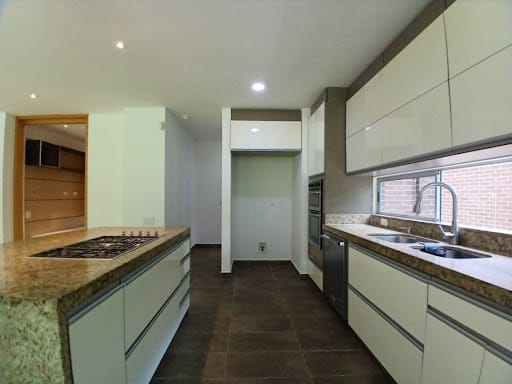 Casa de 3 alcobas en arriendo en Urbanización Las Cumbres, Envigado, 448 m² · foto 9 de 24