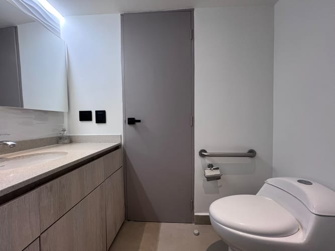 Apartamento de 3 alcobas en arriendo en El Poblado, Medellín, 101 m² · foto 13 de 14