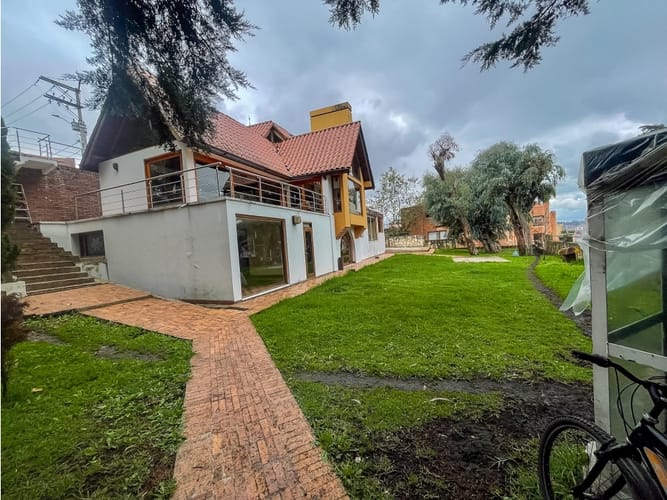 Casa de 4 alcobas en venta en Bosque De Pinos, Bogotá, 932 m² · foto 2 de 24