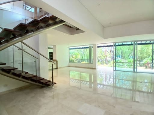 Casa de 3 alcobas en arriendo en Urbanización Las Cumbres, Envigado, 455 m² · foto 2 de 24