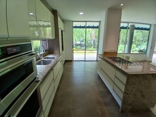 Casa de 3 alcobas en arriendo en Urbanización Las Cumbres, Envigado, 455 m² · foto 5 de 24