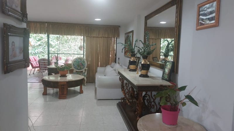 Casa de 3 alcobas en arriendo en Loma De Las Brujas, Envigado, 230 m² · foto 2 de 19
