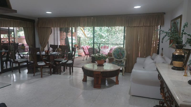 Casa de 3 alcobas en arriendo en Loma De Las Brujas, Envigado, 230 m² · foto 10 de 19