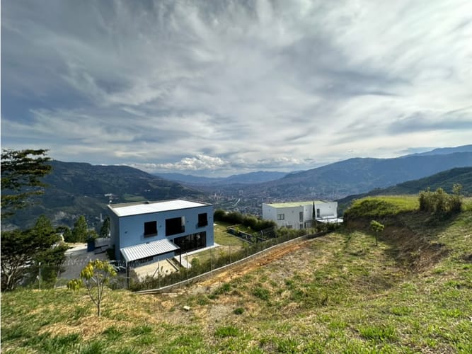 Lote en venta en La Navarra, Bello, 2524 m² · foto 2 de 10