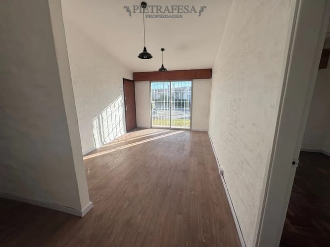 Casa en alquiler, 4 dormitorios, 1 baño, patio, cochera. Barrio cerrado. Carrasco Norte.
