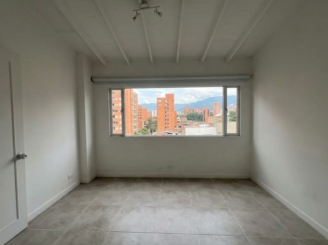 Apartamento de 3 alcobas en arriendo en Laureles, Medellín, 92 m² · foto 2 de 3