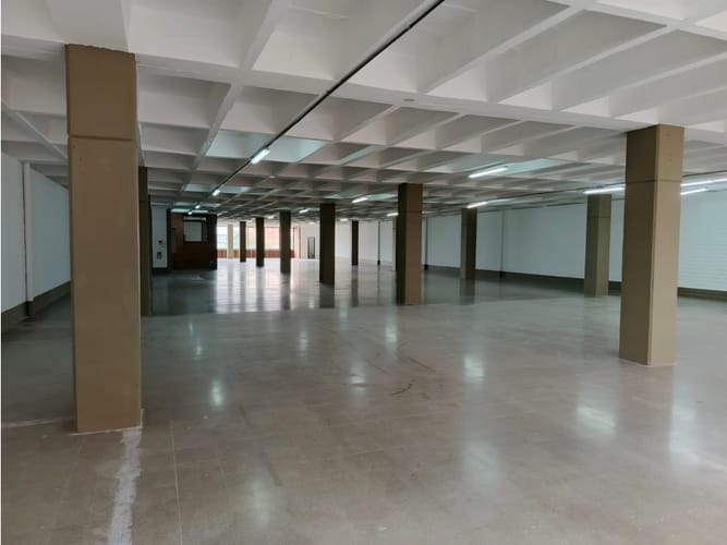 Oficina en arriendo en El Poblado, Medellín, 911 m² · foto 2 de 6