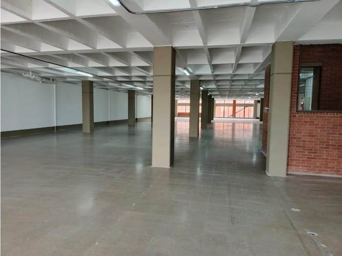 Oficina en arriendo en El Poblado, Medellín, 911 m² · foto 4 de 6
