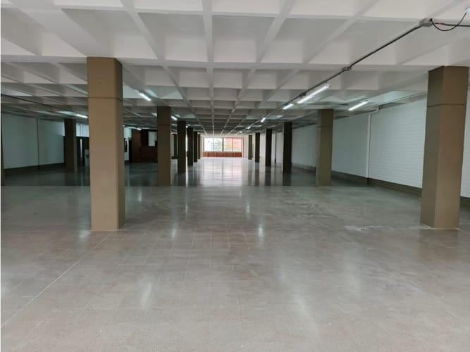Oficina en arriendo en El Poblado, Medellín, 911 m² · foto 5 de 6