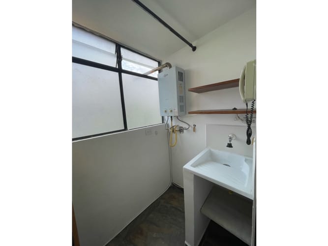Apartamento de 4 alcobas en arriendo en El Castillo, Medellín, 130 m² · foto 5 de 24