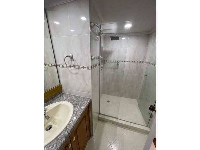 Apartamento de 4 alcobas en arriendo en El Castillo, Medellín, 130 m² · foto 15 de 24