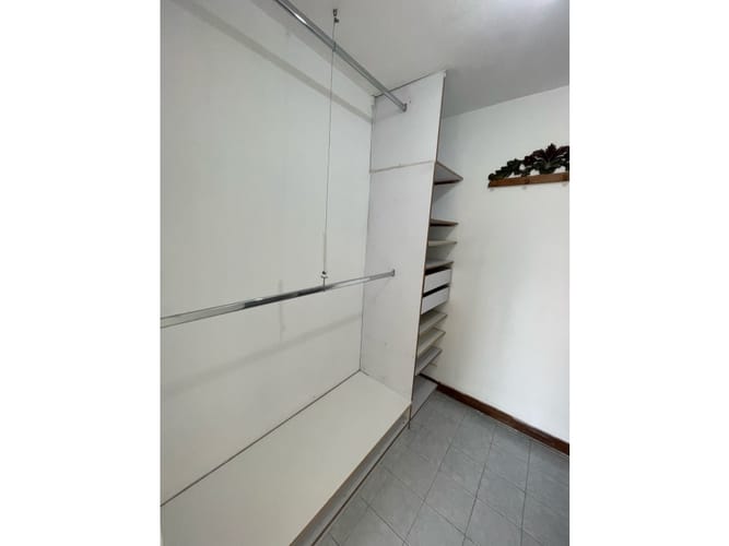 Apartamento de 4 alcobas en arriendo en El Castillo, Medellín, 130 m² · foto 22 de 24