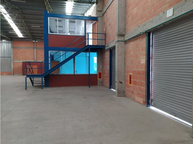 Bodega en arriendo en Echavarria, Madrid, 2550 m² · foto 7 de 20