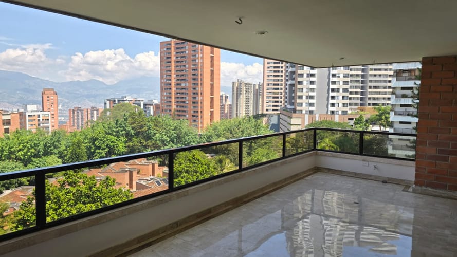 Apartamento de 4 alcobas en arriendo en Los Balsos, Medellín, 349 m² · foto 2 de 24