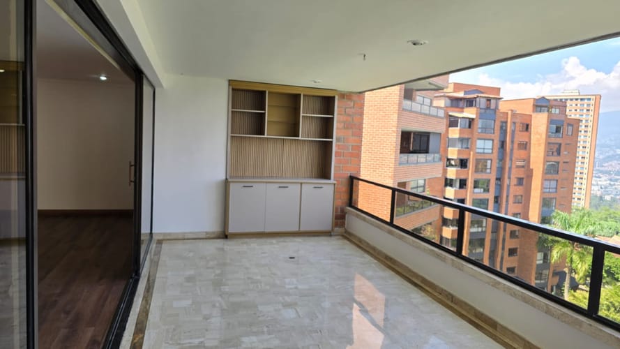 Apartamento de 4 alcobas en arriendo en Los Balsos, Medellín, 349 m² · foto 4 de 24